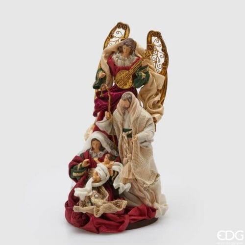 Presepe EDG con Sacra Famiglia e angelo musicante, abiti in tessuto rosso e oro, ali dorate e base rotonda.
