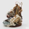 Presepe EDG con base rotonda, raffigurante la Sacra Famiglia con tessuti color panna, oro, celeste e malva, dettagli decorativi curati.