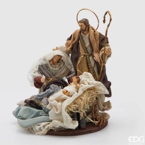 Presepe EDG con base rotonda, raffigurante la Sacra Famiglia con tessuti color panna, oro, celeste e malva, dettagli decorativi curati.