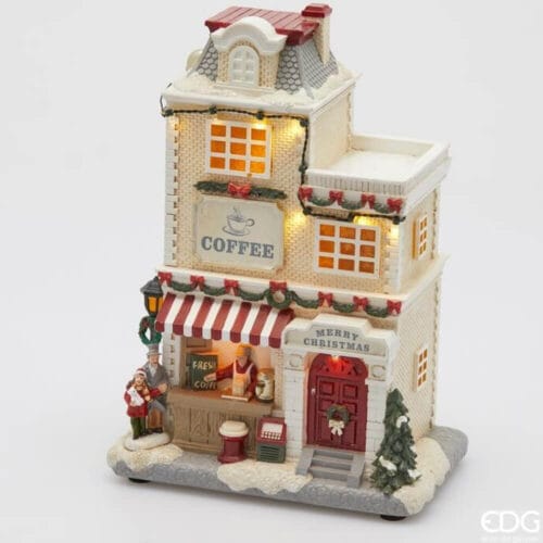 Negozio natalizio EDG con insegna Coffee, decorazioni rosse e verdi, luci LED accese, figura del barista e clienti in primo piano, struttura innevata.