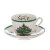 Tazza da tè con piattino in ceramica bianca decorata con albero di Natale, bordo verde e dettagli natalizi.
