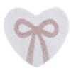 Tappeto da bagno a forma di cuore bianco con disegno di fiocco rosa al centro, in morbida spugna.