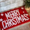 Tappeto natalizio rosso con scritta bianca Merry Christmas e stelline decorative