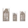 Set di tre lanterne a forma di casette in legno chiaro con finestre e stelle intagliate, portacandele in vetro all’interno.