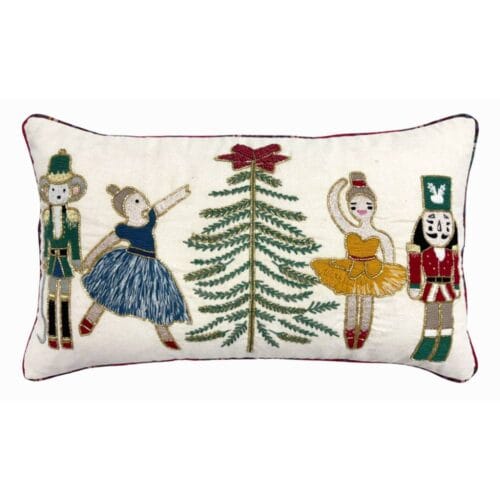 Cuscino natalizio in cotone con ricamo colorato raffigurante ballerine, schiaccianoci e un albero decorato.