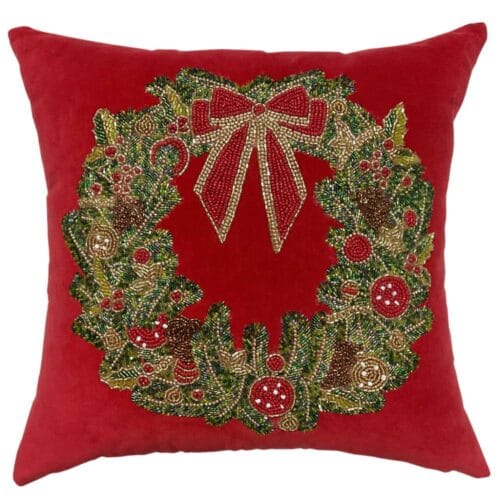 Cuscino quadrato rosso con ghirlanda ricamata in verde, oro e rosso, arricchita da perline e fiocco centrale, in stile natalizio elegante.