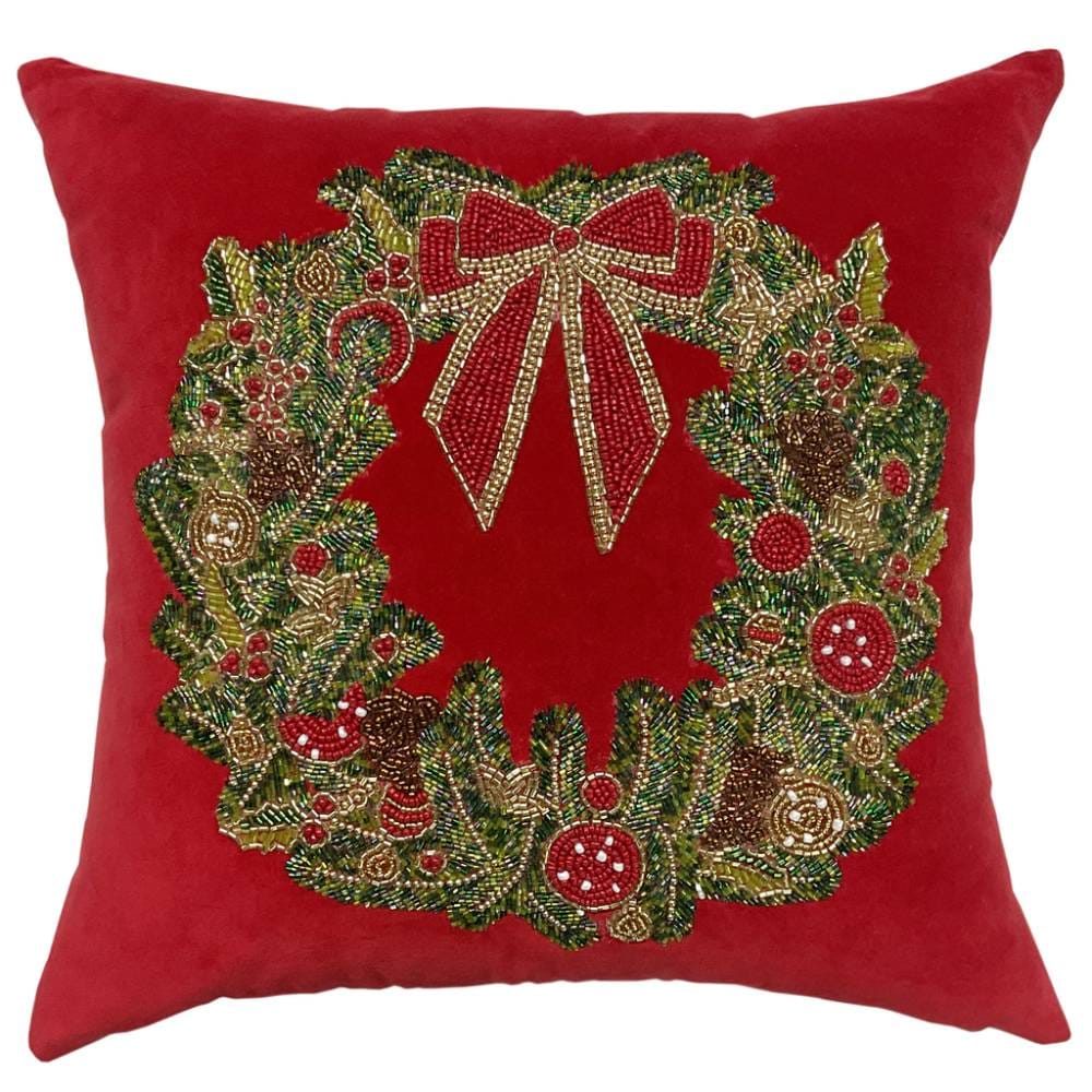 Cuscino quadrato rosso con ghirlanda ricamata in verde, oro e rosso, arricchita da perline e fiocco centrale, in stile natalizio elegante.