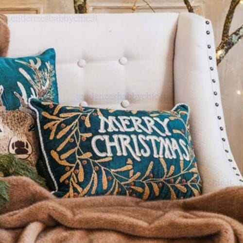 Cuscino decorativo verde con scritta Merry Christmas in perline, decori oro e rossi, su tessuto vellutato.