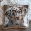 Cuscino quadrato con immagine realistica di un cucciolo a pelo lungo, bordato da morbida eco pelliccia beige.