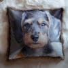 Cuscino quadrato con stampa di un cucciolo e bordo in eco pelliccia marrone.