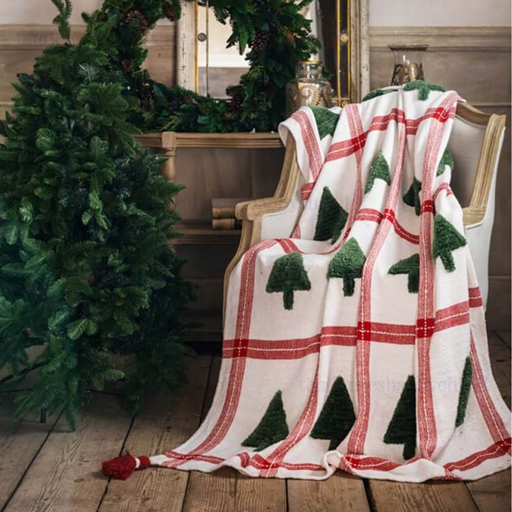 Blanc Mariclò Plaid Albero Natale 130x150 cm Festivity 1 Plaid natalizio Blanc Mariclò con ricamo ad albero verde, bordatura rossa a quadri e nappe rosse decorative.