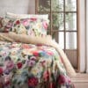 Trapunta matrimoniale Blanc Mariclò con fantasia floreale multicolore e gala arricciata, completa di due copriguanciali coordinati.