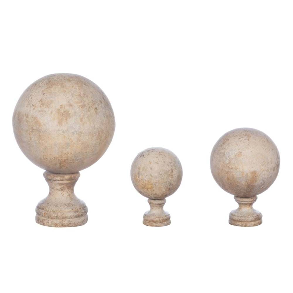 Tre sfere decorative in resina con finitura antica e base sagomata in stile classico.