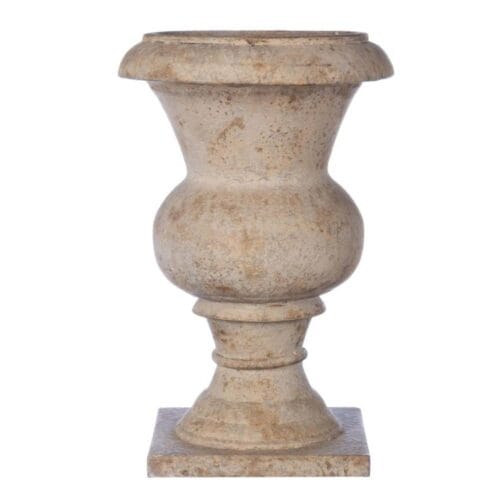 Vaso decorativo in resina con forma a calice e base quadrata, effetto pietra antica.