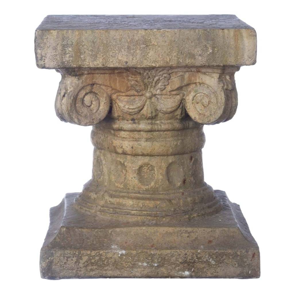 Base decorativa in resina stile capitello, con dettagli a volute e superficie effetto pietra antica.