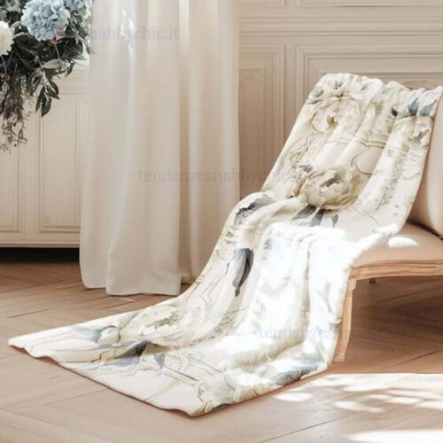 Plaid Blanc MariClo con fantasia floreale elegante e retro in soffice sherpa bianca, perfetto per le stagioni fredde.