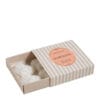 Scatolina rettangolare beige contenente quattro cere profumate a forma di cuore con decorazioni floreali in rilievo, firmate Mathilde M.