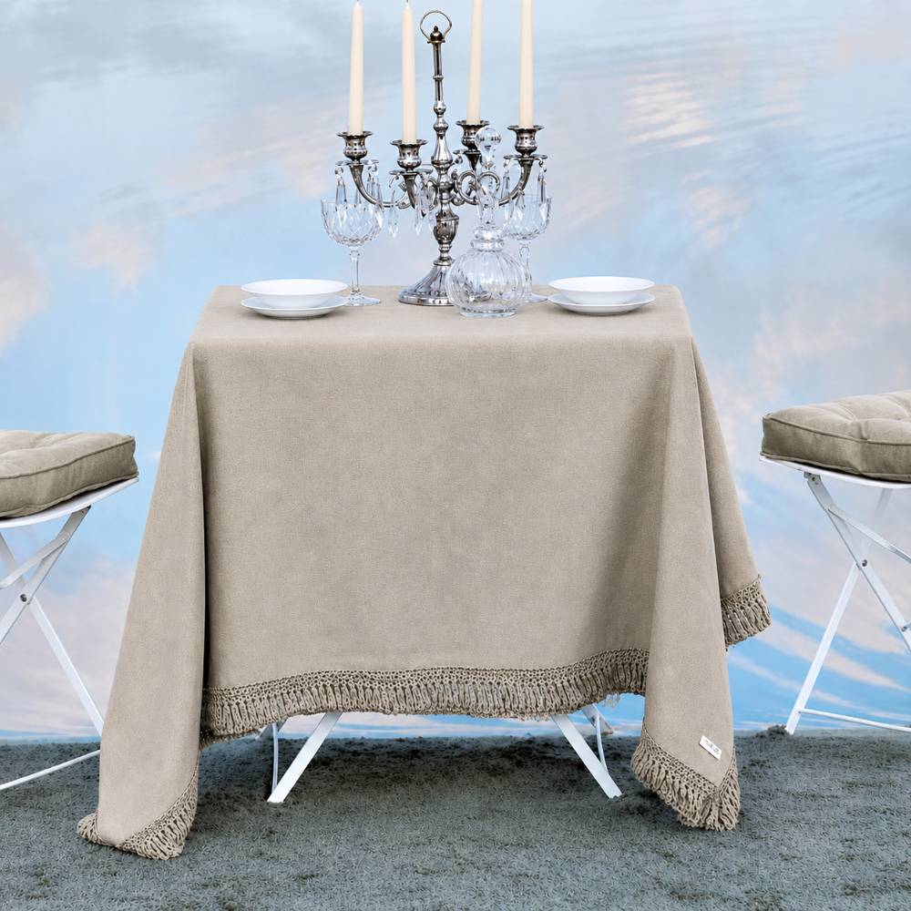 Tovaglia rettangolare beige con frange in stile shabby chic.