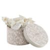 Cofanetto rotondo floreale con decori in gesso bianco profumato e nastri avorio, fragranza Bois de Cachemire.