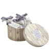 Cofanetto rotondo floreale con decorazioni in gesso bianco profumato e fiocchi lilla, profumazione Belle Lavande.