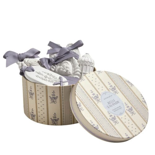 Cofanetto rotondo floreale con decorazioni in gesso bianco profumato e fiocchi lilla, profumazione Belle Lavande.