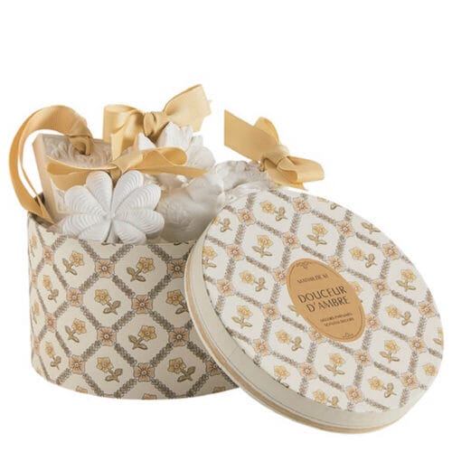 Cofanetto decorato con 5 ornamenti in gesso bianco profumato, rifiniti con fiocchi giallo senape, fragranza Douceur d’Ambre.