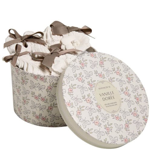 Cofanetto rotondo con fantasia floreale contenente 5 decorazioni in gesso bianco con fiocchi taupe, profumati con fragranza Vanille Dorée di Mathilde M.