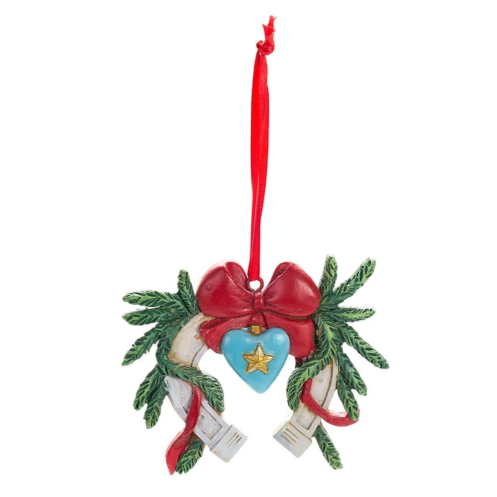 Decorazione natalizia in resina con ferro di cavallo, rametti di pino, fiocco rosso e cuore azzurro con stella dorata. Con nastrino per appenderla.