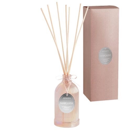 Diffusore in vetro rosa con bastoncini in rattan sbiancato e scatola rigida abbinata con etichetta Marquise by Mathilde M.