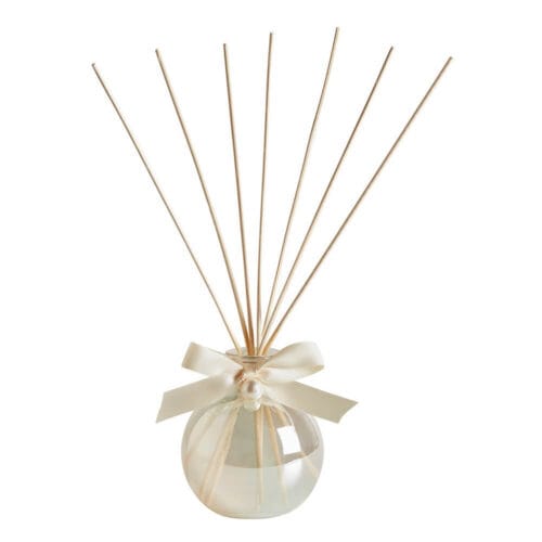 Diffusore per ambienti in vetro perlato con fiocco avorio e bastoncini in rattan, confezionato in scatola decorativa elegante.