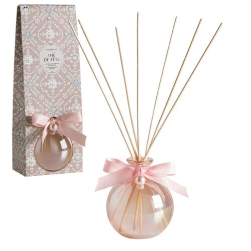Diffusore a bastoncini Mathilde M in vetro rosa perlato con fiocco rosa e confezione decorata, collezione Thé de Fête.