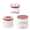 Set di tre scatole rotonde decorate con fantasie natalizie ispirate a giostre e cavalli a dondolo, con coperchio rosso e dettagli in stile vintage.