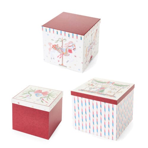Set di tre scatole regalo natalizie quadrate con decorazioni a tema La Giostra di Amelie: cavalli, fiocchi, cuori e righe colorate.
