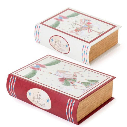 Set di due scatole a forma di libro con grafica natalizia della collezione "La giostra di Amelie", decorate con cavalluccio e stelle, nei colori rosso e panna.