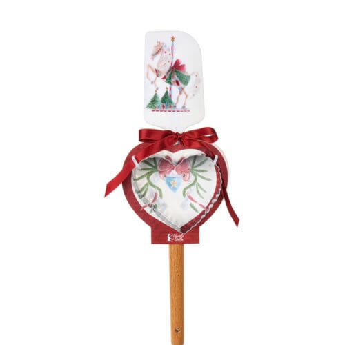 Set con spatola in silicone decorata con cavallino natalizio e stampino in tessuto a cuore con fiocco rosso, manico in legno e fiocco decorativo.