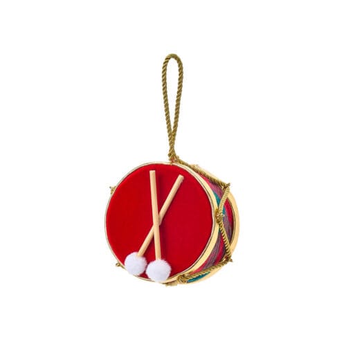 Tamburo natalizio decorativo in tessuto rosso con bacchette in legno, dettagli dorati e cordino per appenderlo all’albero.