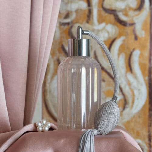 Profumatore d’ambiente Mathilde M Marquise da 200 ml in vetro effetto mercurizzato con pompetta vintage in tessuto e confezione rosa elegante.