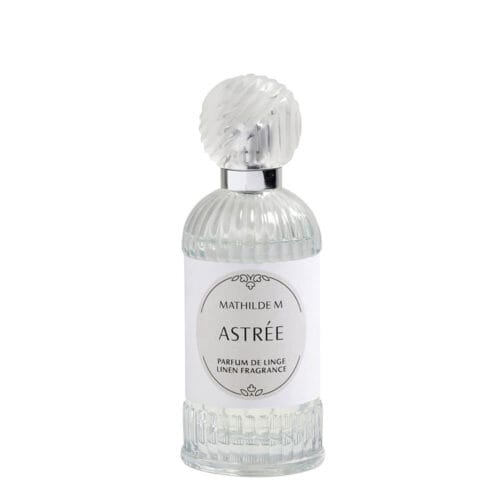 Flacone di profumo per tessuti Mathilde M "Astrée" da 75 ml in vetro trasparente decorato con tappo zigrinato e etichetta bianca elegante.