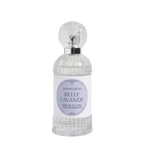 Flacone in vetro trasparente con tappo zigrinato e etichetta lilla del profumo per tessuti Mathilde M Belle Lavande da 75 ml.