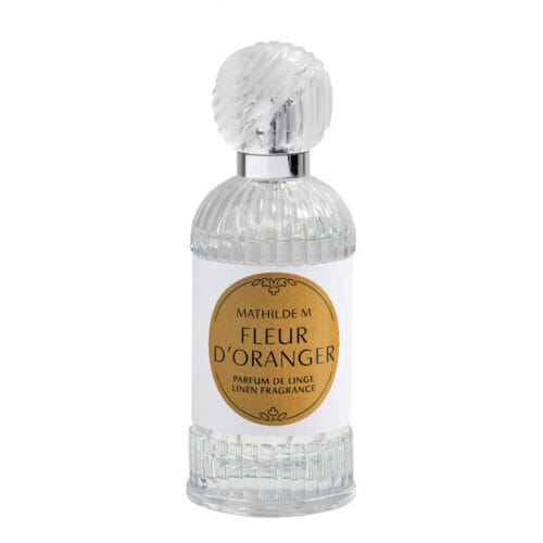 Profumo per tessuti Mathilde M Fleur d’Oranger in flacone in vetro scanalato con tappo decorativo e etichetta dorata.