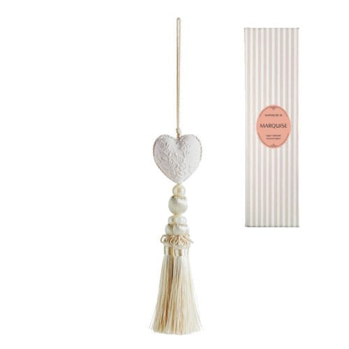 Nappa profumata color avorio con cuore in gesso decorato, perle e frange, confezionata in elegante scatola a righe color crema.
