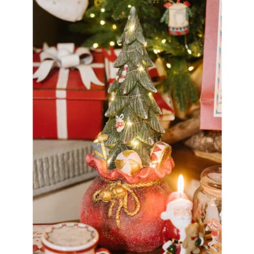 Decorazione natalizia in magnesio con albero e sacco rosso illuminato da LED, collezione La Giostra di Amelie, 45 cm.