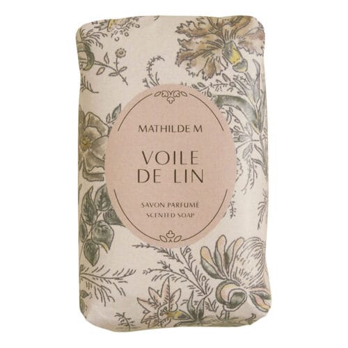 Saponetta Mathilde M profumata Voile de Lin, con elegante confezione floreale e cammeo inciso sul sapone.