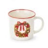 Tazza in ceramica panna con bordo rosso e decorazione a forma di ghirlanda con fiocco, in confezione regalo scozzese.