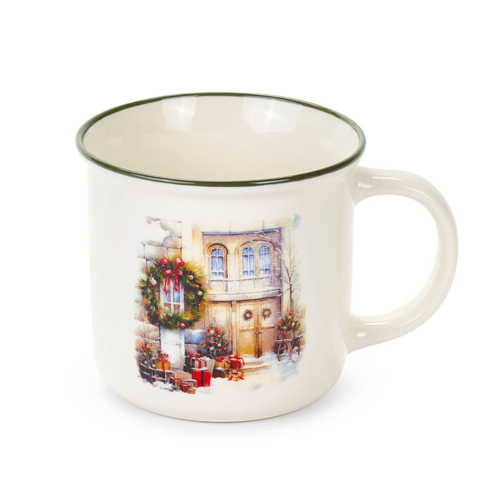 Tazza in ceramica con bordo verde e decorazione natalizia di un portone elegante con pacchi regalo, ghirlande e alberelli innevati.