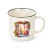 Tazza in ceramica panna con bordo verde e illustrazione di finestra aperta decorata con agrifoglio, candele e albero di Natale.