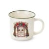 Tazza in ceramica con bordo verde e decorazione natalizia di portone antico addobbato con ghirlande e fiocchi rossi, in scatola regalo scozzese.