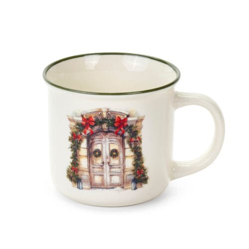Tazza in ceramica con bordo verde e decorazione natalizia di portone antico addobbato con ghirlande e fiocchi rossi, in scatola regalo scozzese.