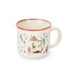 Tazzina in ceramica decorata con tazza verde natalizia, panna montata e rametti verdi e rossi, con bordo rosso.