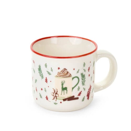 Tazzina in ceramica decorata con tazza verde natalizia, panna montata e rametti verdi e rossi, con bordo rosso.